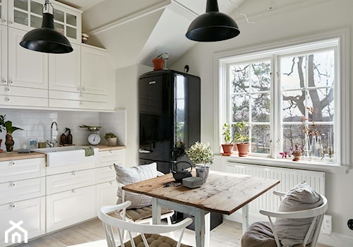 Kuchnia - Średnia zamknięta biała z zabudowaną lodówką z nablatowym zlewozmywakiem kuchnia jednorzędowa z oknem - zdjęcie od Pieczyska