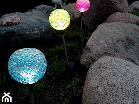 Aranżacje wnętrz - Ogród: Lampa solarna LED - mozaika - Aurora Garden. Przeglądaj, dodawaj i zapisuj najlepsze zdjęcia, pomysły i inspiracje designerskie. W bazie mamy już prawie milion fotografii!
