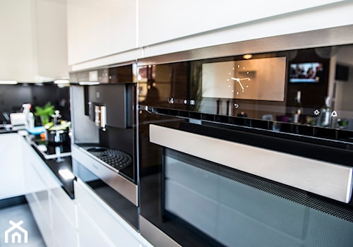 Kuchnie - Średnia otwarta biała czarna z zabudowaną lodówką kuchnia w kształcie litery l, styl glamour - zdjęcie od Klimaty Mebli