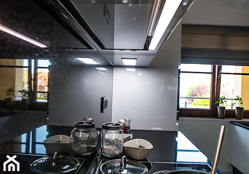 Kuchnie - Średnia otwarta z kamiennym blatem biała z zabudowaną lodówką kuchnia dwurzędowa z oknem, styl nowoczesny - zdjęcie od Klimaty Mebli
