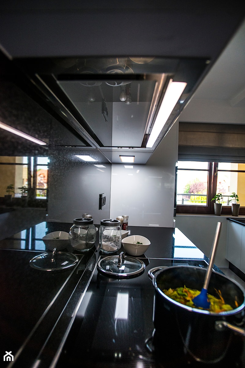 Kuchnie - Średnia otwarta z kamiennym blatem biała z zabudowaną lodówką kuchnia dwurzędowa z oknem, styl nowoczesny - zdjęcie od Klimaty Mebli