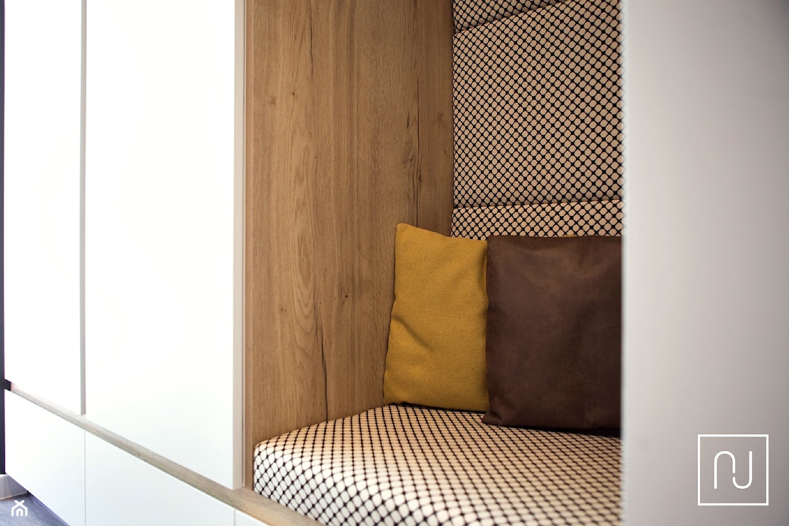 Szafa w holu z projektowanym siedziskiem - zdjęcie od Nela Just ARCHITEKTURA WNĘTRZ - Homebook