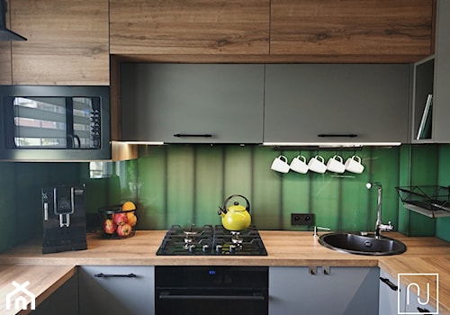 Szmaragdowe 7 - kuchnia - Mała zielona z zabudowaną lodówką z nablatowym zlewozmywakiem kuchnia w kształcie litery u z oknem, styl industrialny - zdjęcie od Nela Just ARCHITEKTURA WNĘTRZ