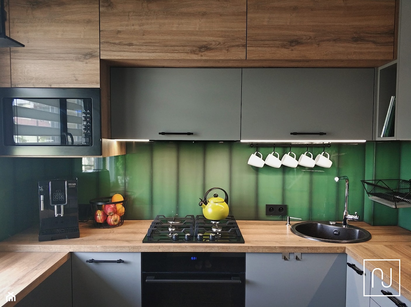 Szmaragdowe 7 - kuchnia - Mała zielona z zabudowaną lodówką z nablatowym zlewozmywakiem kuchnia w kształcie litery u z oknem, styl industrialny - zdjęcie od Nela Just ARCHITEKTURA WNĘTRZ - Homebook
