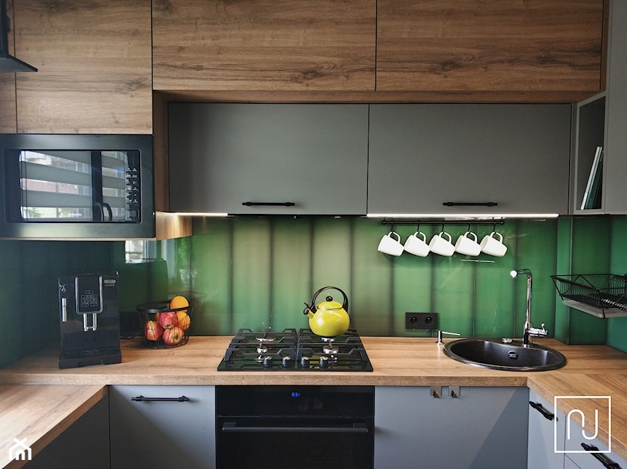 Szmaragdowe 7 - kuchnia - Mała zielona z zabudowaną lodówką z nablatowym zlewozmywakiem kuchnia w kształcie litery u z oknem, styl industrialny - zdjęcie od Nela Just ARCHITEKTURA WNĘTRZ