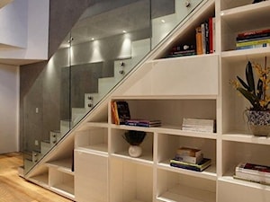 Jak zaaranżować przestrzeń pod schodami? - zdjęcie od FanatycyDesignu