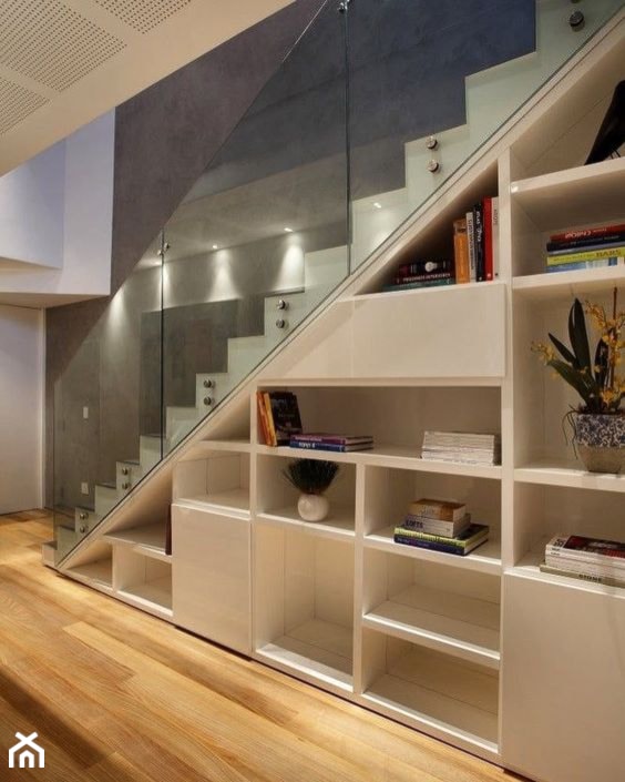 Jak zaaranżować przestrzeń pod schodami? - zdjęcie od FanatycyDesignu - Homebook