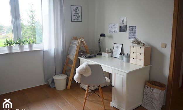 białe biurko i krzesło w stylu skandynawskim