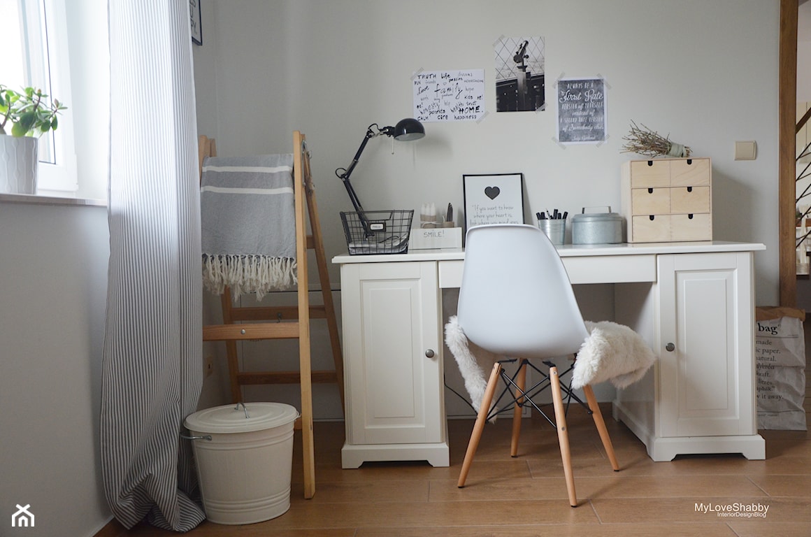drewniana podłoga, białe biurko, czarna lampa biurowa, zasłona w paski, ozdobna drewniana drabina