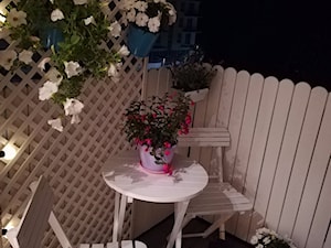 #kwiatowekompozycje - Mały z kamienną podłogą z donicami na kwiaty taras z przodu domu z tyłu domu - zdjęcie od Anna28
