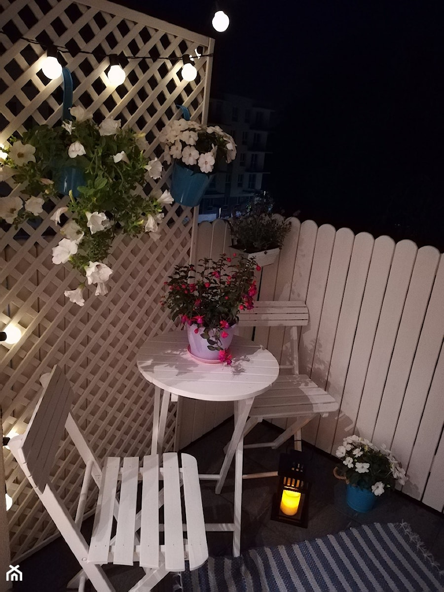 #kwiatowekompozycje - Mały z kamienną podłogą z donicami na kwiaty taras z przodu domu z tyłu domu - zdjęcie od Anna28