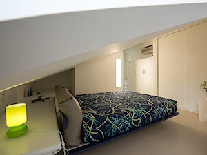 Mansarda OC2 - Mała biała sypialnia na poddaszu, styl nowoczesny - zdjęcie od Claudio CriscioneDesign
