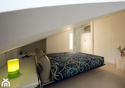 Mansarda OC2 - Mała biała sypialnia na poddaszu, styl nowoczesny - zdjęcie od Claudio CriscioneDesign