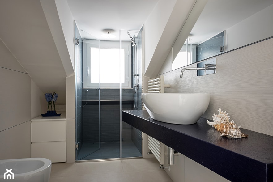 Mansarda OC2 - Średnia na poddaszu łazienka z oknem, styl nowoczesny - zdjęcie od Claudio CriscioneDesign