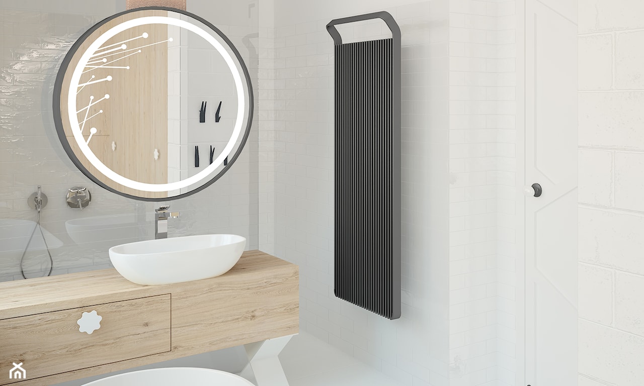 czarny grzejnik Instal Projekt, okrągłe lustro łazienkowe, białe płytki łazienkowe