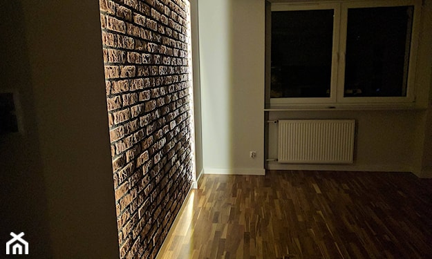 ściana z płytek klinkierowych podświetlona w salonie