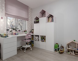 SEGMENT W OŻAROWIE MAZ. - Średni beżowy biały pokój dziecka dla dziecka dla dziewczynki, styl nowoc ... - zdjęcie od Iv Design - Homebook