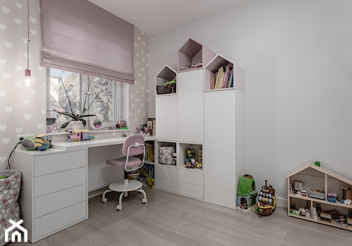 SEGMENT W OŻAROWIE MAZ. - Średni beżowy biały pokój dziecka dla dziecka dla dziewczynki, styl nowoczesny - zdjęcie od Iv Design