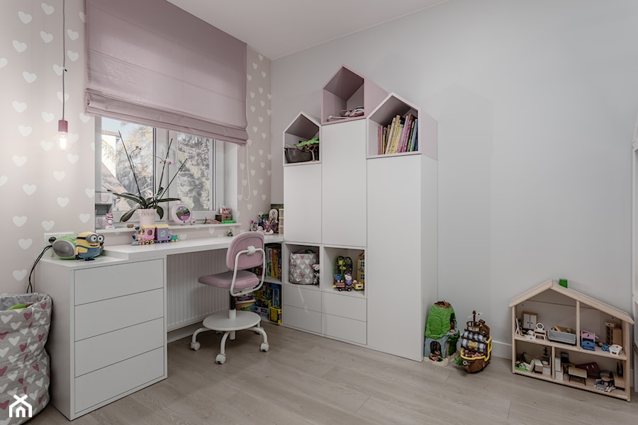SEGMENT W OŻAROWIE MAZ. - Średni beżowy biały pokój dziecka dla dziecka dla dziewczynki, styl nowoczesny - zdjęcie od Iv Design