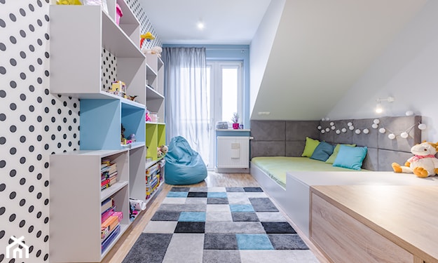dywan w kolorowe kwadraty w pokoju dziecka
