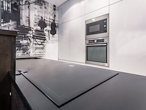 Mieszkanie na Wilanowie - Średnia otwarta z kamiennym blatem biała z zabudowaną lodówką z podblatowym zlewozmywakiem kuchnia w kształcie litery u, styl nowoczesny - zdjęcie od Iv Design