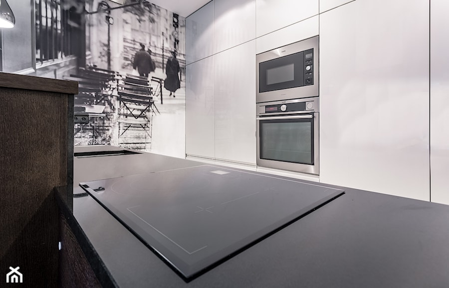 Mieszkanie na Wilanowie - Średnia otwarta z kamiennym blatem biała z zabudowaną lodówką z podblatowym zlewozmywakiem kuchnia w kształcie litery u, styl nowoczesny - zdjęcie od Iv Design
