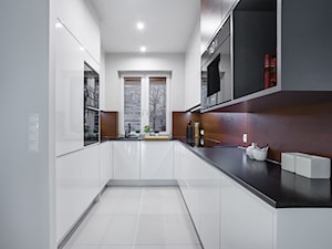 Segment na Białołęce - Średnia zamknięta z salonem biała z zabudowaną lodówką z podblatowym zlewozmywakiem kuchnia w kształcie litery u z oknem, styl nowoczesny - zdjęcie od Iv Design
