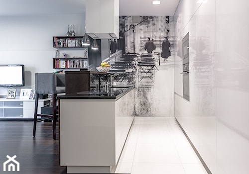 Mieszkanie na Wilanowie - Mała otwarta z salonem z kamiennym blatem biała czarna szara kuchnia w kształcie litery l jednorzędowa z wyspą lub półwyspem, styl nowoczesny - zdjęcie od Iv Design