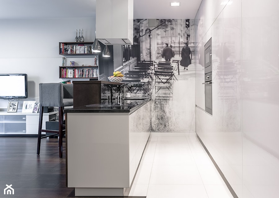 Mieszkanie na Wilanowie - Mała otwarta z salonem z kamiennym blatem biała czarna szara kuchnia w kształcie litery l jednorzędowa z wyspą lub półwyspem, styl nowoczesny - zdjęcie od Iv Design