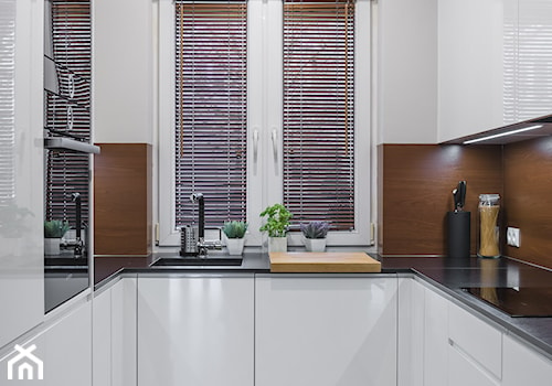 Segment na Białołęce - Mała zamknięta z salonem biała z zabudowaną lodówką z podblatowym zlewozmywakiem kuchnia w kształcie litery u z oknem, styl nowoczesny - zdjęcie od Iv Design