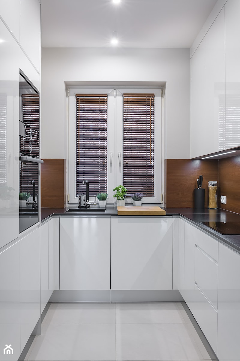 Segment na Białołęce - Mała zamknięta z salonem biała z zabudowaną lodówką z podblatowym zlewozmywakiem kuchnia w kształcie litery u z oknem, styl nowoczesny - zdjęcie od Iv Design
