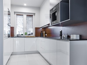 Segment na Białołęce - Średnia zamknięta z salonem biała z zabudowaną lodówką kuchnia w kształcie litery l z oknem, styl nowoczesny - zdjęcie od Iv Design
