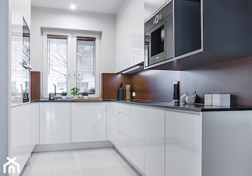 Segment na Białołęce - Średnia zamknięta z salonem biała z zabudowaną lodówką kuchnia w kształcie litery l z oknem, styl nowoczesny - zdjęcie od Iv Design