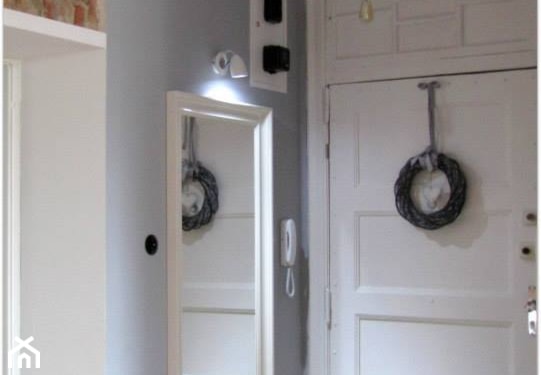drzwi malowane na biało farbą