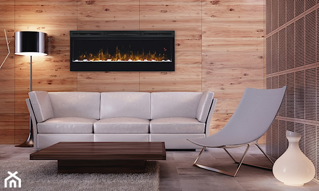 nowoczesny salon z kominkiem, drewniana ściana, betonowa podłoga, lampa podłogowa z czarnym abażurem