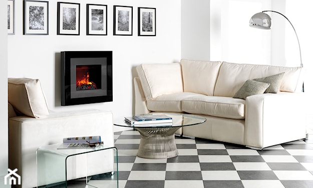 kominek elektryczny Dimplex, kremowa sofa, okrągły stolik ze szklanym blatem, biało-czarna podłoga