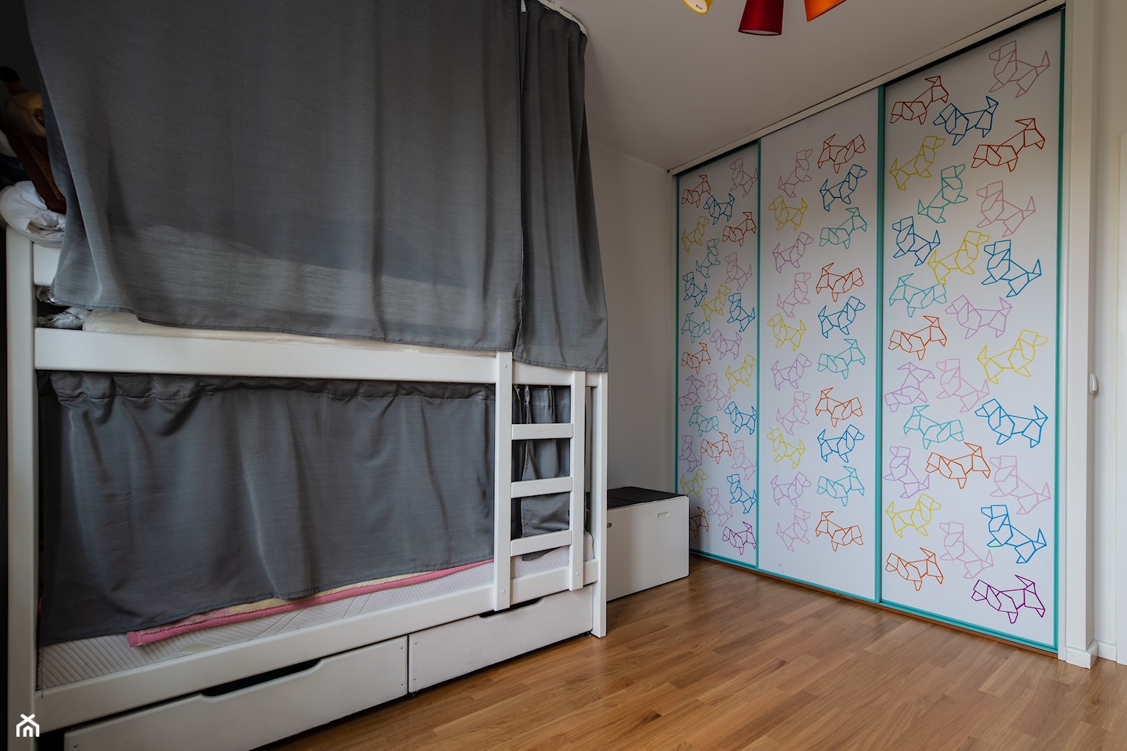 Mieszkanie w bloku Toruń - Średni biały pokój dziecka dla nastolatka dla chłopca dla dziewczynki dla rodzeństwa - zdjęcie od REMLINE projekt i realizacja wnetrz - Homebook
