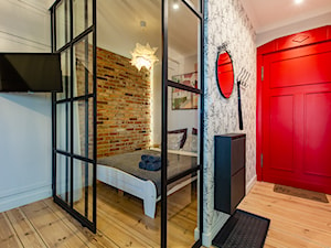 Kapitany remont mieszkania w kamienicy z adaptacją dużego pokoju pod apartament - Mała biała czerwona sypialnia, styl industrialny - zdjęcie od REMLINE projekt i realizacja wnetrz
