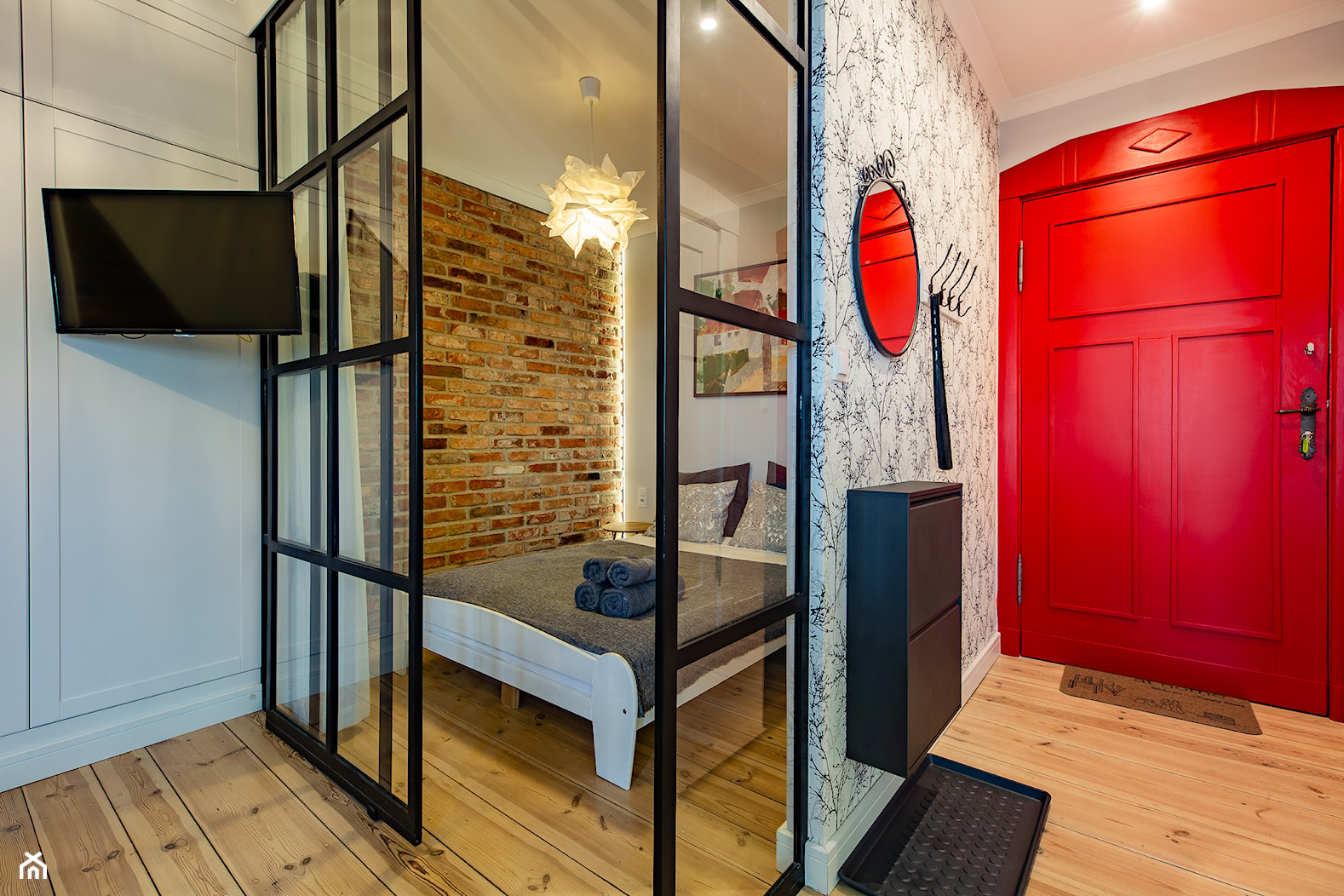 Kapitany remont mieszkania w kamienicy z adaptacją dużego pokoju pod apartament - Mała biała czerwona sypialnia, styl industrialny - zdjęcie od REMLINE projekt i realizacja wnetrz - Homebook