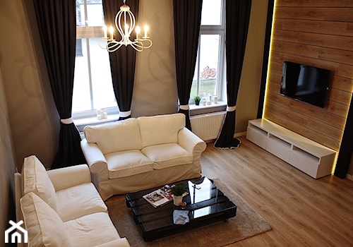 Apartament po gruntownym remoncie w historycznej części Torunia - Średni beżowy brązowy salon - zdjęcie od REMLINE projekt i realizacja wnetrz