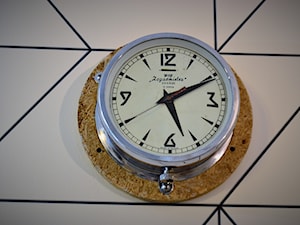 Zegar okrętowy - prezent od taty, który pracował kiedyś w porcie i ma duży sentyment do tego typu gadżetów, a dla nas stanowi oryginalną ozdobę - zdjęcie od aleksandra-werenczuk-hinc