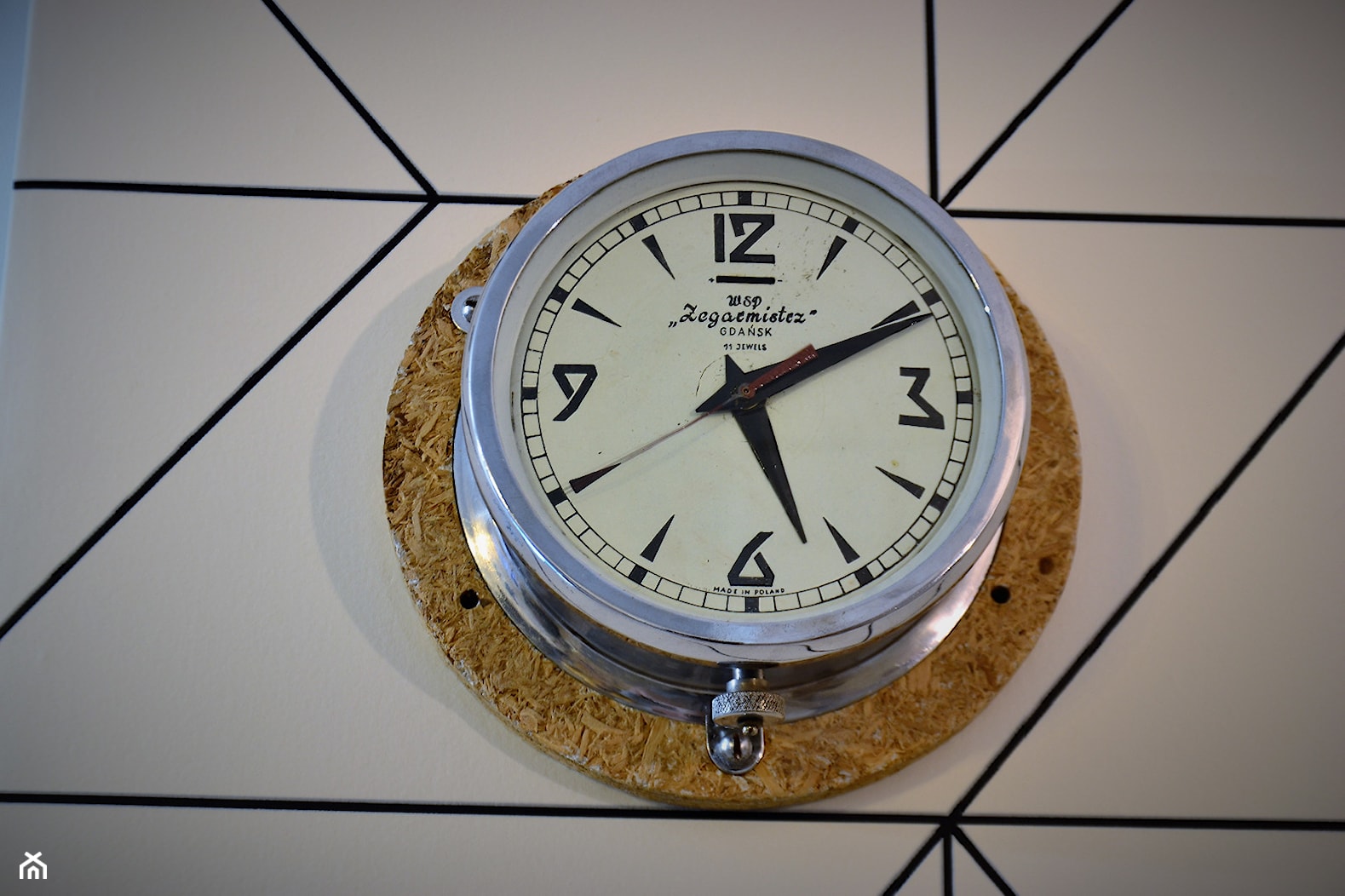 Zegar okrętowy - prezent od taty, który pracował kiedyś w porcie i ma duży sentyment do tego typu gadżetów, a dla nas stanowi oryginalną ozdobę - zdjęcie od aleksandra-werenczuk-hinc - Homebook