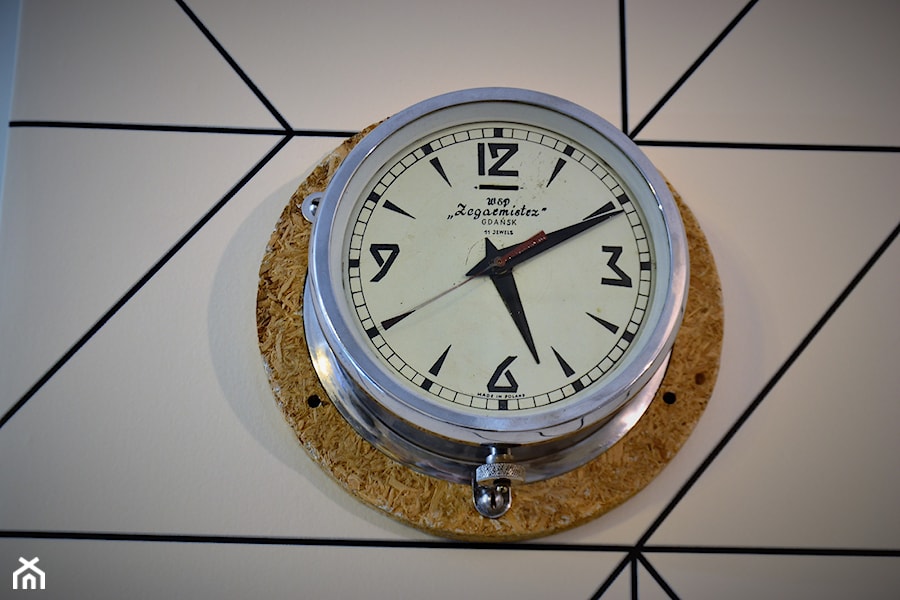 Zegar okrętowy - prezent od taty, który pracował kiedyś w porcie i ma duży sentyment do tego typu gadżetów, a dla nas stanowi oryginalną ozdobę - zdjęcie od aleksandra-werenczuk-hinc