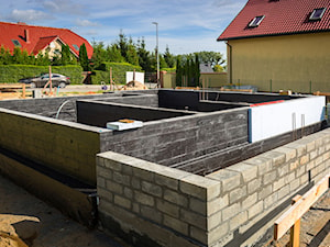 Bitumiczne izolacje fundamentów – jak dobrać do typu budynku oraz rodzaju gleby? - Domy - zdjęcie od Zuzanna Taraszewska