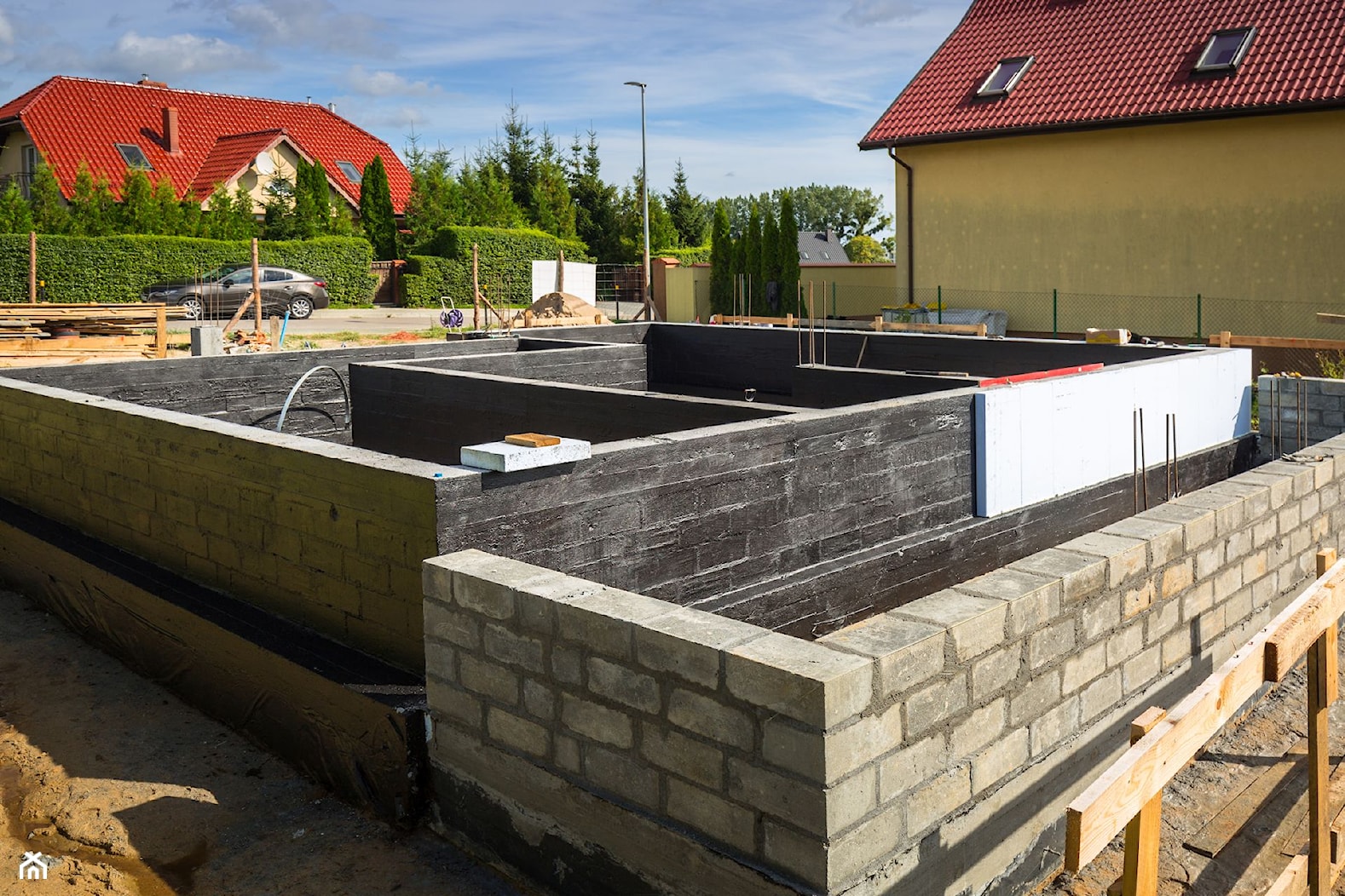 Bitumiczne izolacje fundamentów – jak dobrać do typu budynku oraz rodzaju gleby? - Domy - zdjęcie od Zuzanna Taraszewska - Homebook