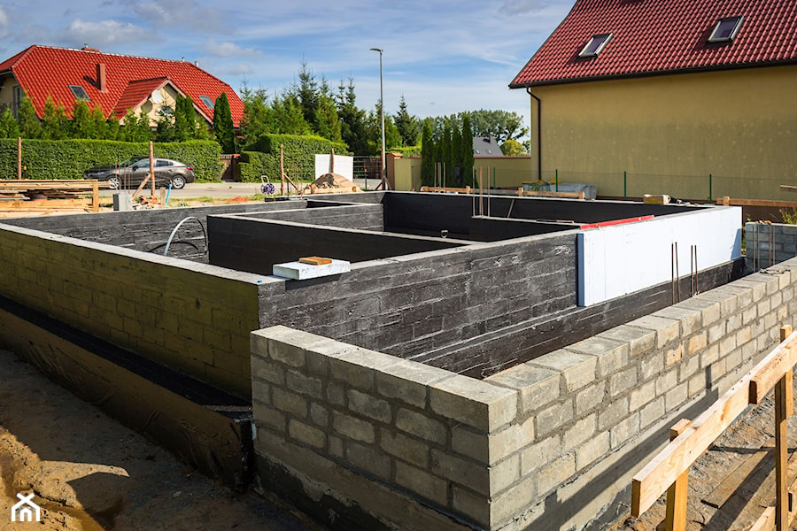 Bitumiczne izolacje fundamentów – jak dobrać do typu budynku oraz rodzaju gleby? - Domy - zdjęcie od Zuzanna Taraszewska