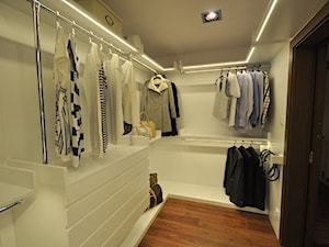 Garderoba - Średnia otwarta garderoba, styl nowoczesny - zdjęcie od DontWorry.pl