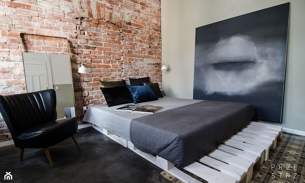 sypialnia w stylu industrialnym, ściana z cegieł w sypialni