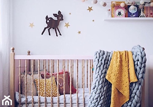 Mały biały pokój dziecka dla niemowlaka dla chłopca dla dziewczynki - zdjęcie od domsli22