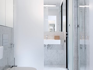 110 m nad poziomem miasta - Mała bez okna z marmurową podłogą z punktowym oświetleniem łazienka, styl minimalistyczny - zdjęcie od KANDO ARCHITECTS